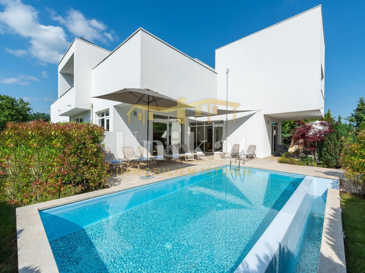 Moderna vila z notranjim in zunanjim bazenom